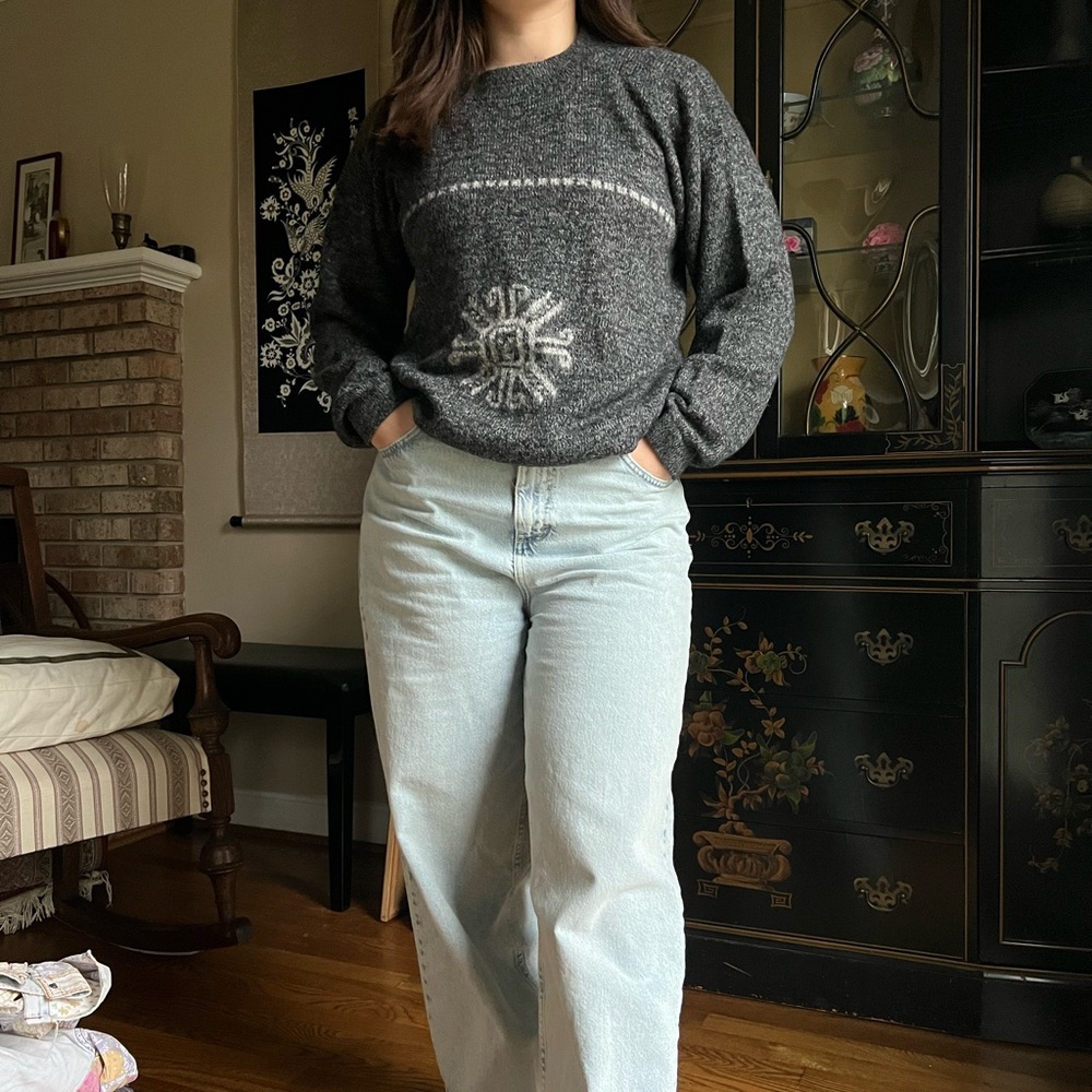 GRAY SWEATER
